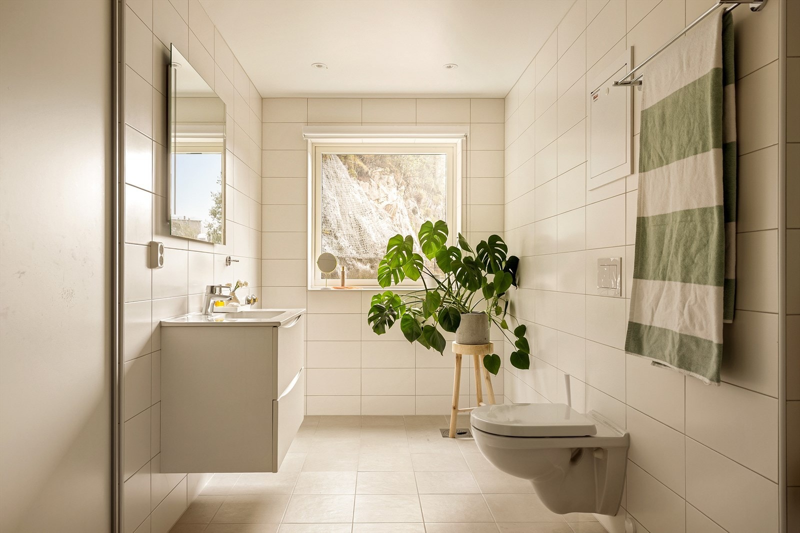 - Badet har varmekabler i gulv, rør-i-rør og balansert ventilasjon - Galleribilde