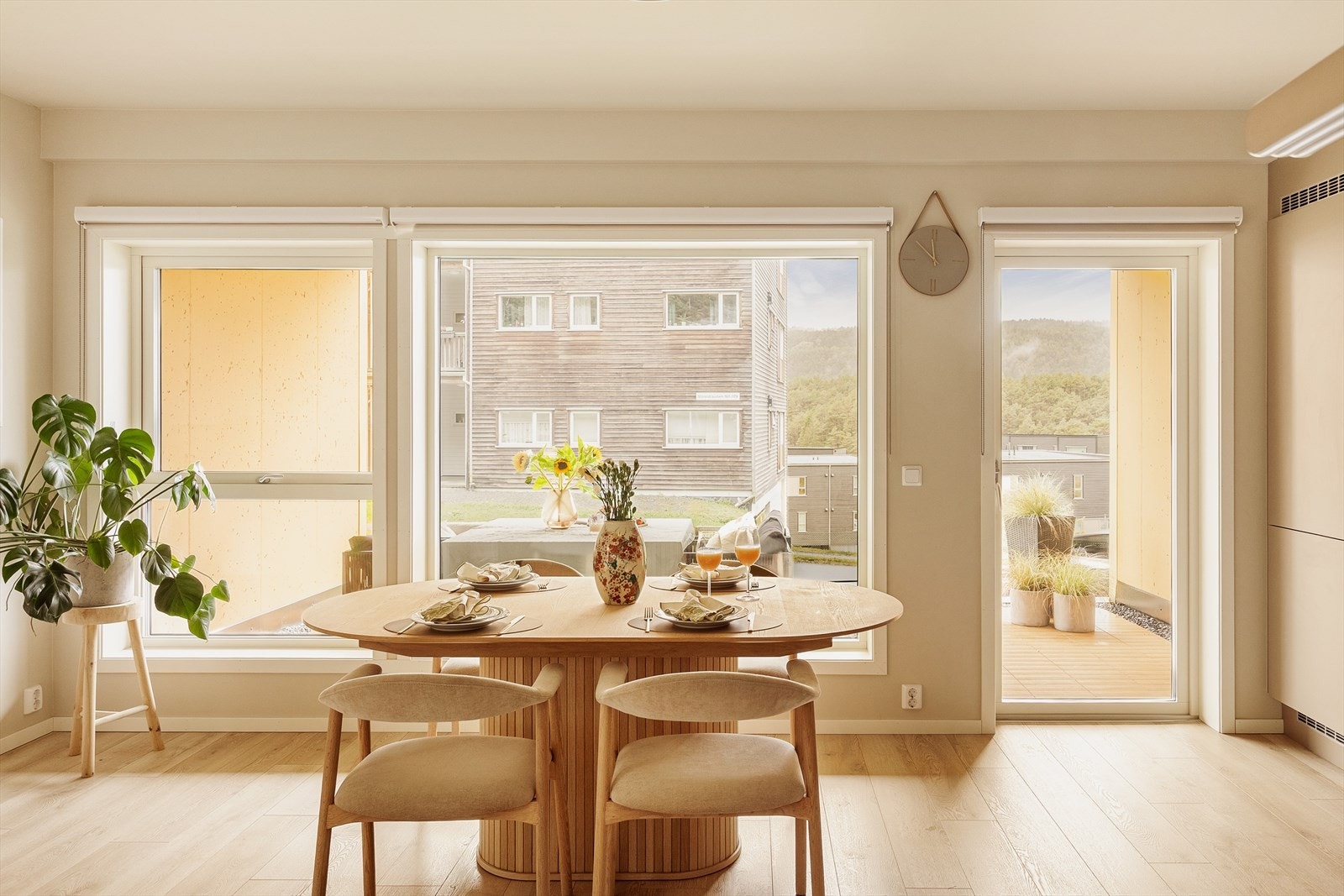 - Fra stuen er det tilkomst til leilighetens herlige terrasse - Galleribilde