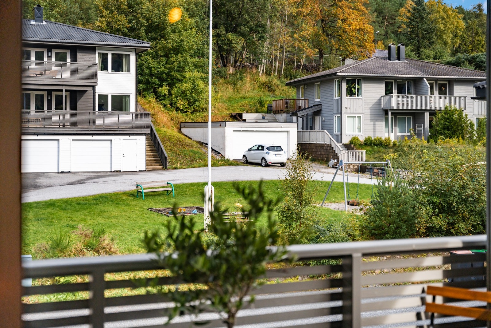 Utsikt fra svalgang mot fellesareal. Galleribilde