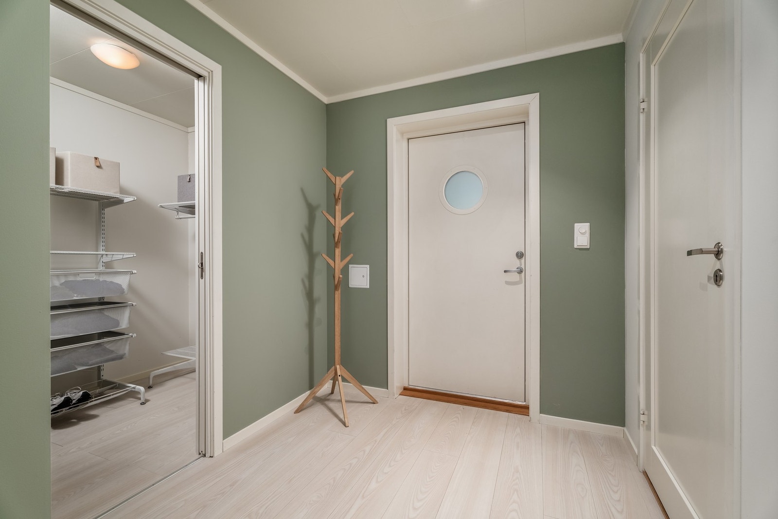 Gangen har god bredde og ikke minst eget og meget praktisk garderoberom. Galleribilde