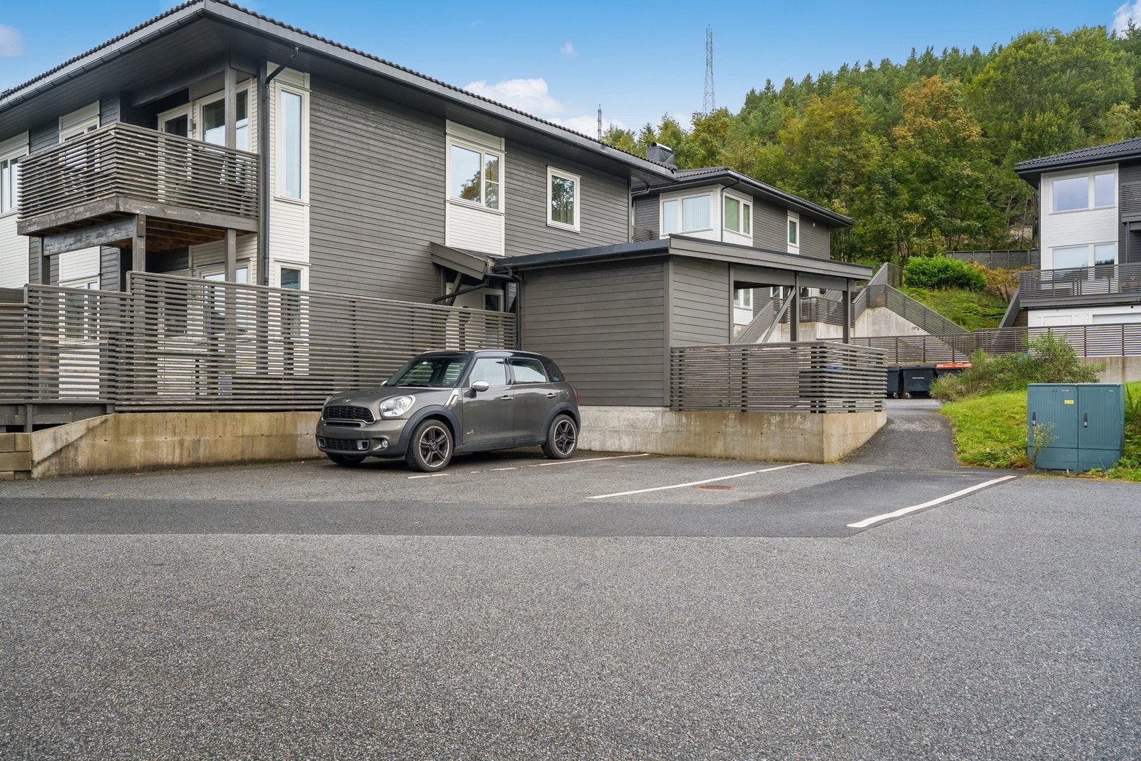 Gjesteparkering samt pene og ryddige fellesarealer. Galleribilde