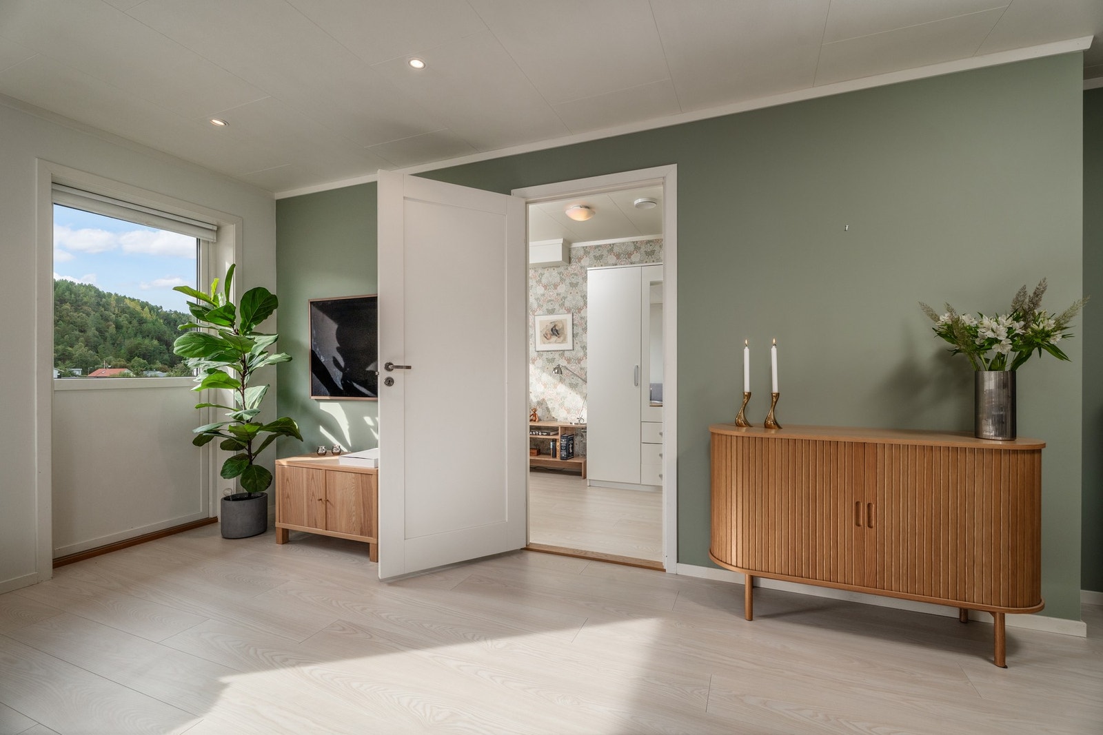 Den smarte planløsningen sørger for at de to soverommene ligger på hver sin ende av leiligheten. Og her ser du en titt mot det minste rommet. Galleribilde