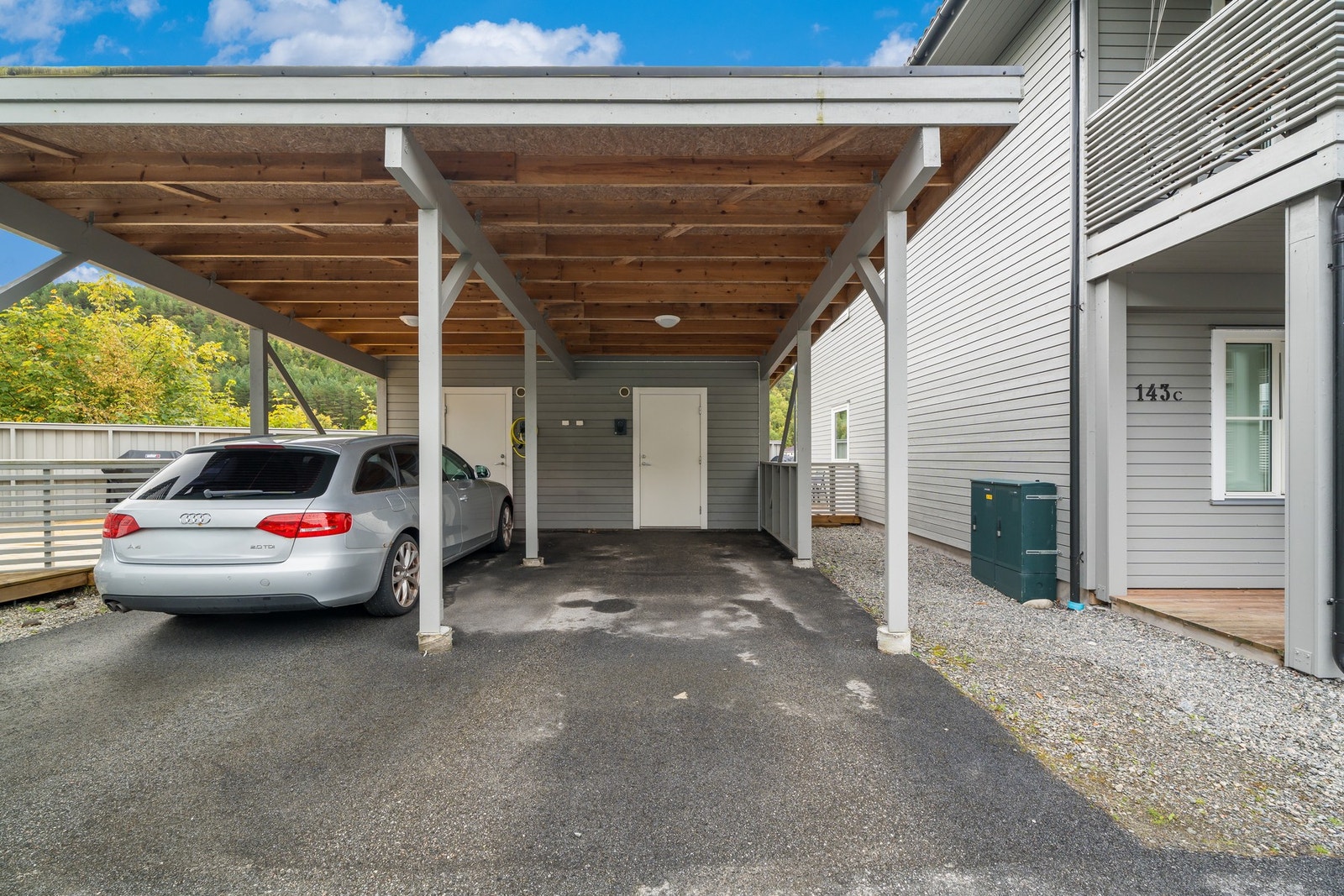 Parering i carport som også har elbil lader. Galleribilde