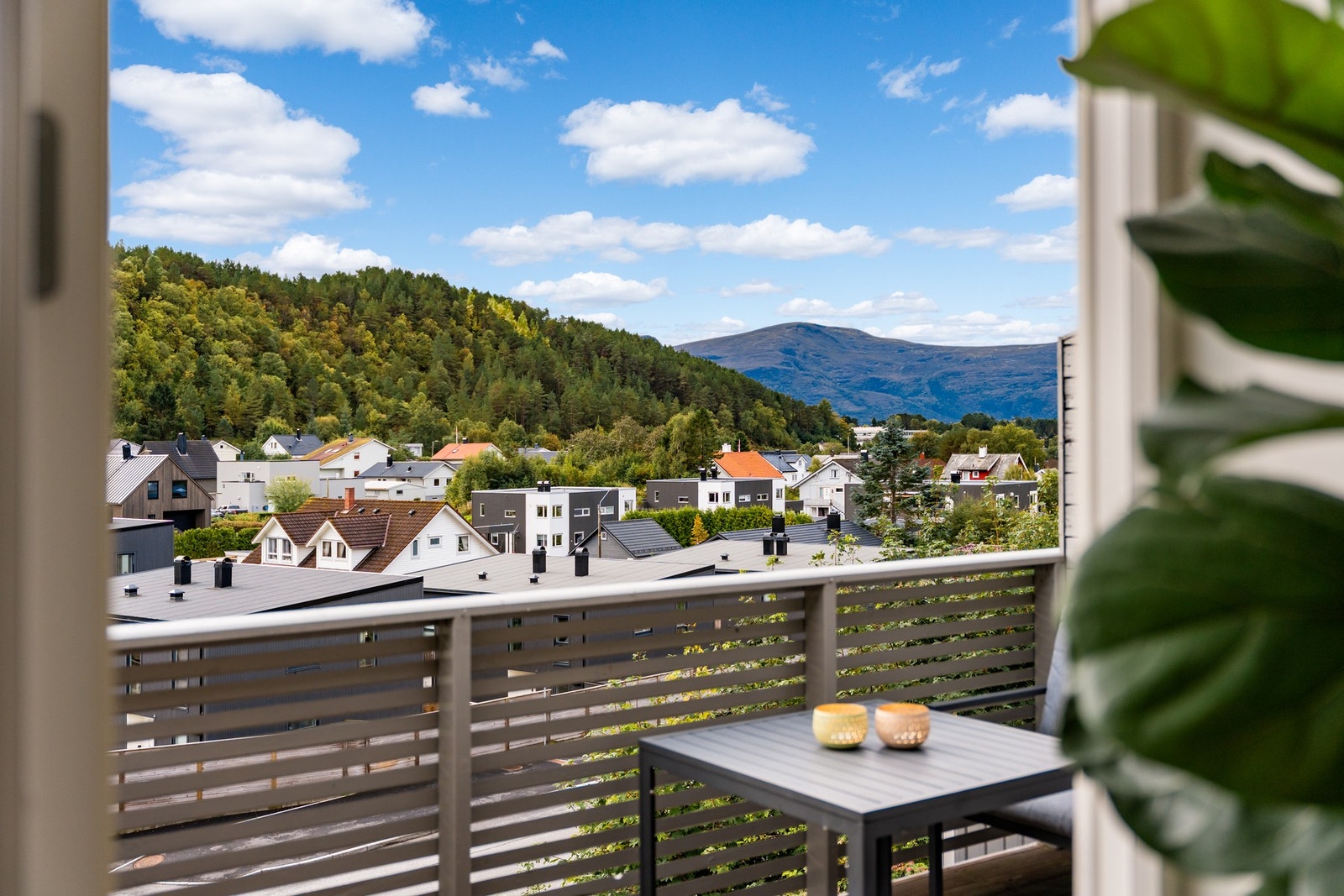 I ditt nye nabolag er det primært eneboliger og annen småhusbebyggelse. Veranda med utsikt og med gode solforhold. Galleribilde