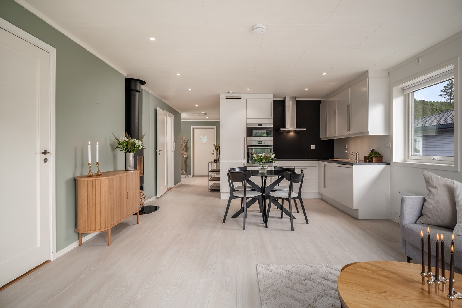 Her får du moderne planløsning , downlights i himling og balansert ventilasjonsanlegg Galleribilde