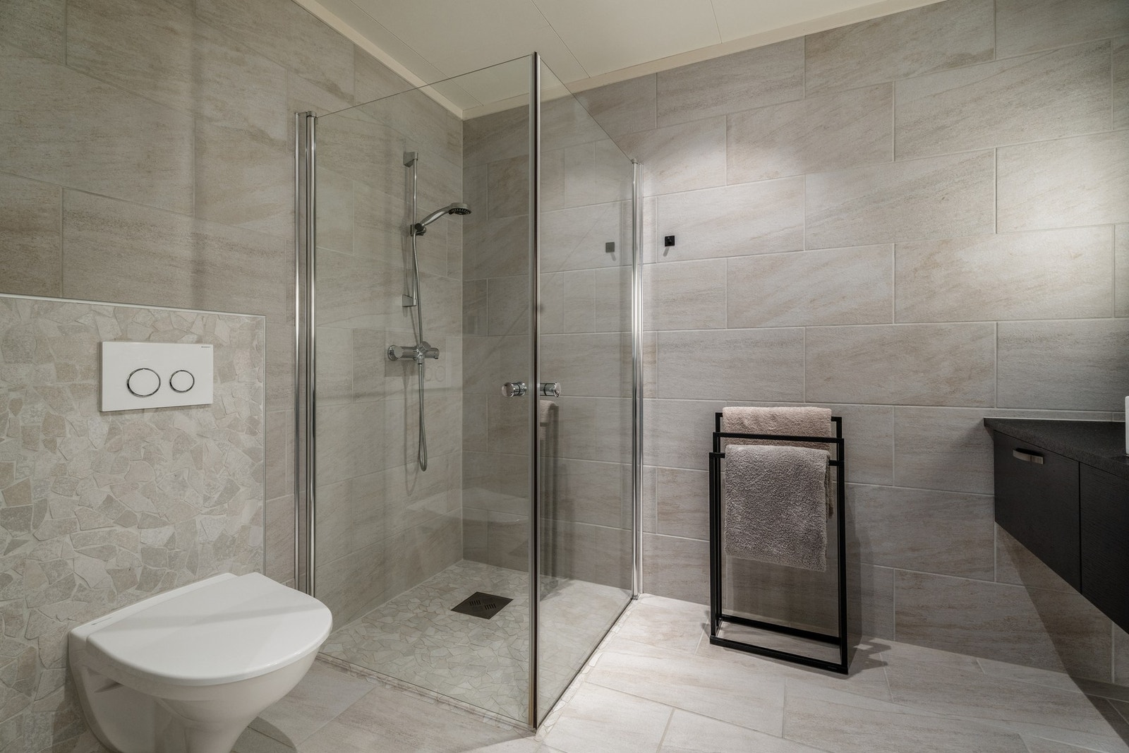 Det lekre badet har pene detaljer som mosaikk i dusjen og vegghengt toalett med matchende mosaikk på vegg. Galleribilde
