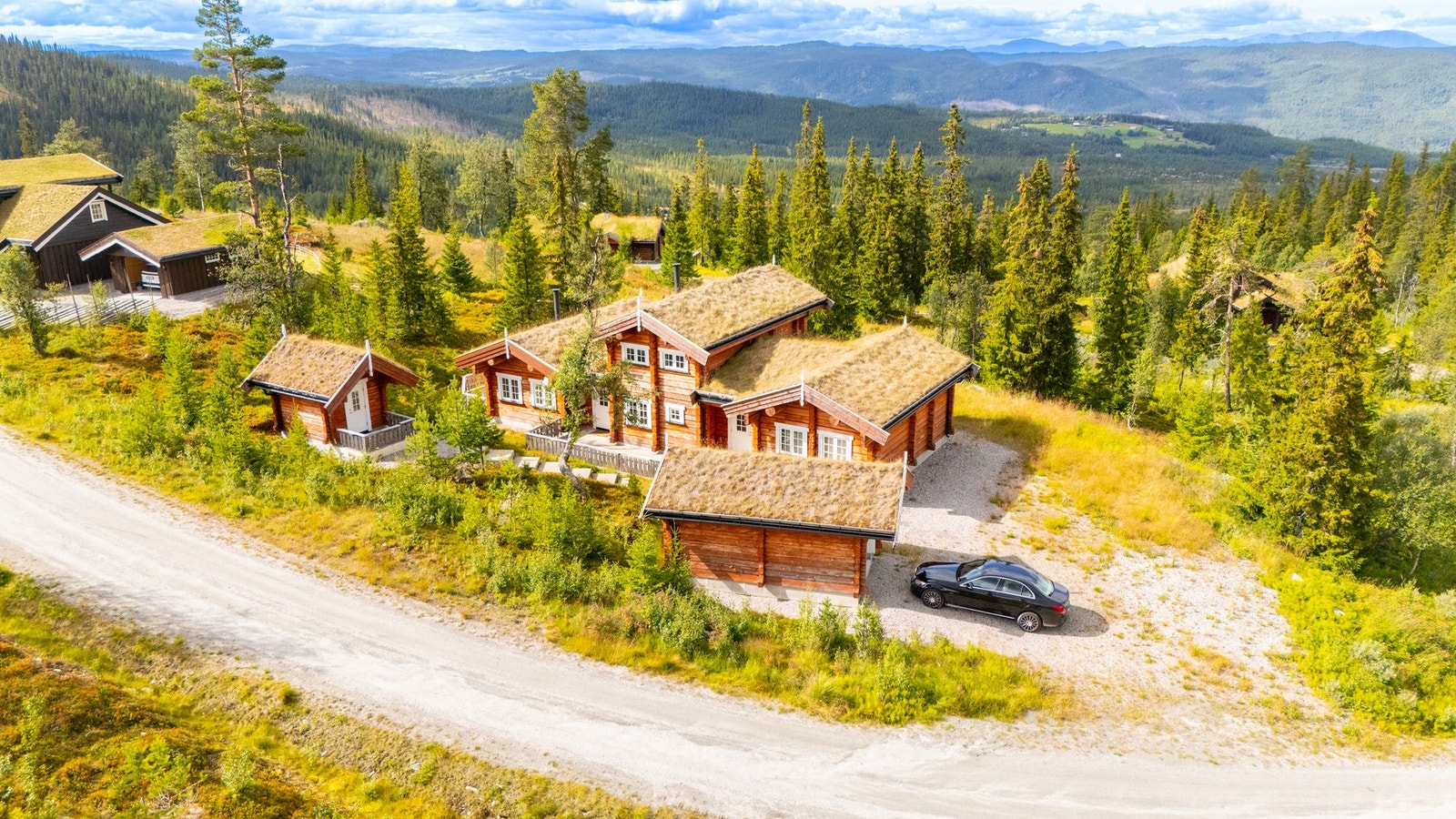 Eiendommen ligger flott til i fjellandskapet, omgitt av natur og med vidstrakt utsyn over dalen og omkringliggende fjellområder. (Getmotion). Galleribilde