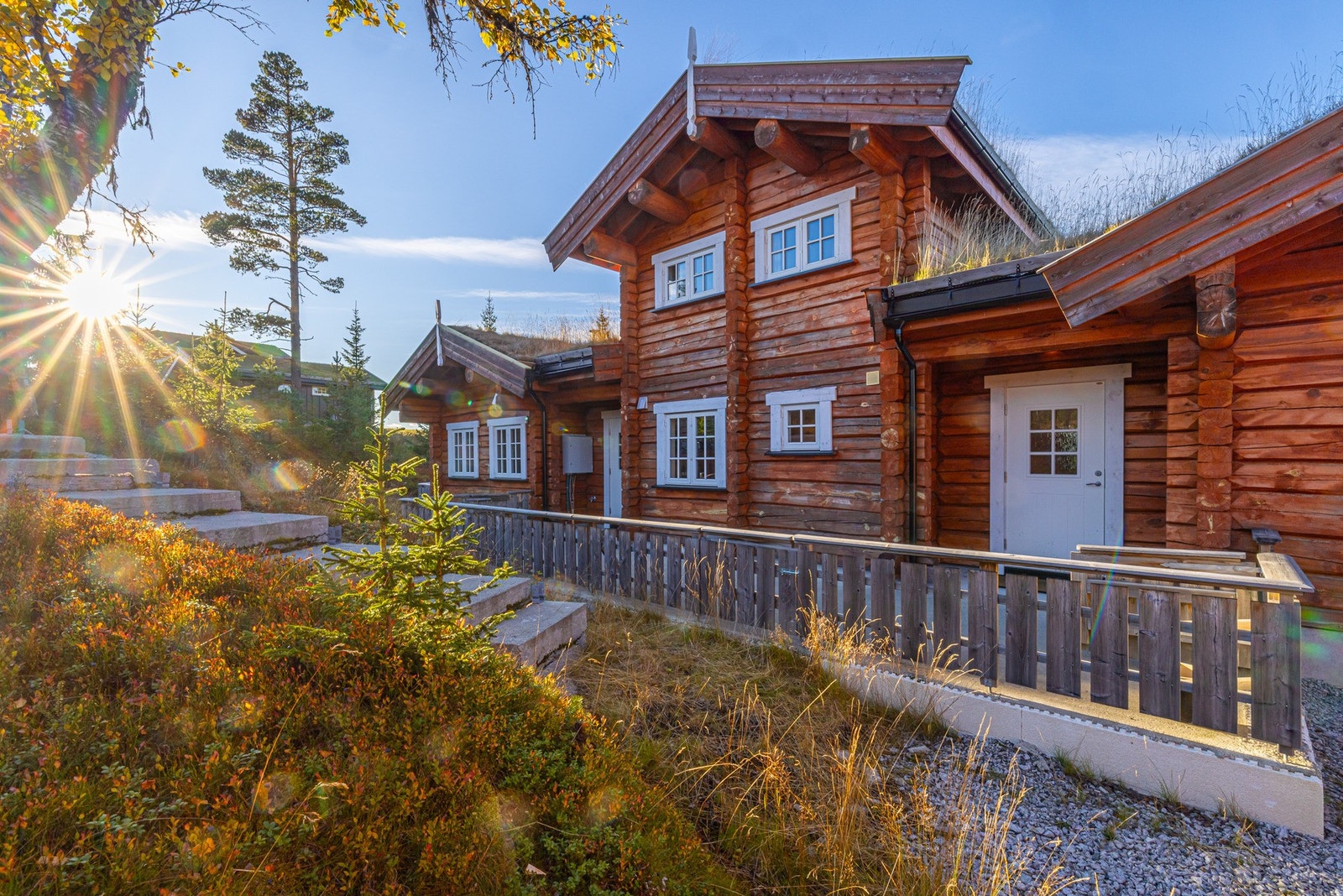En innholdsrik og stemningsfull laftehytte med klassisk fjellpreg, torvtak og gjennomførte detaljer. Galleribilde