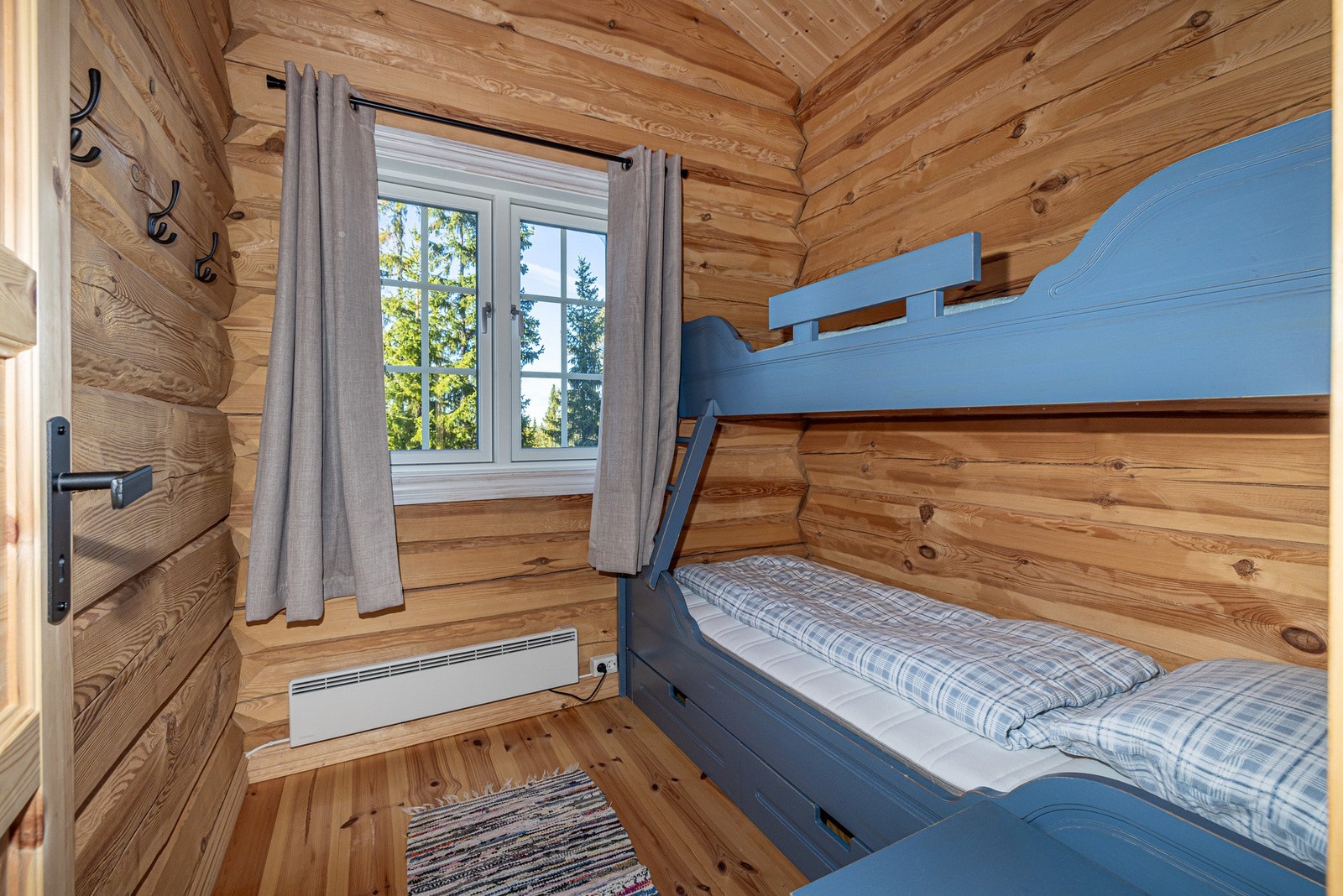 Alle soverommene har vegger i tømmerpanel og gulv i lakkert heltre. Galleribilde