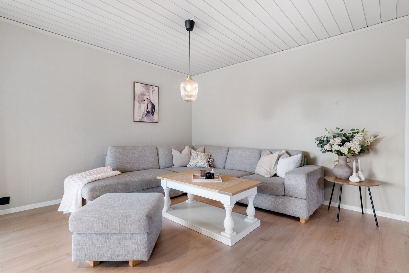 Her er det god plass for en generøs sofagruppe, tv-seksjon, samt ytterliggere møblering Galleribilde