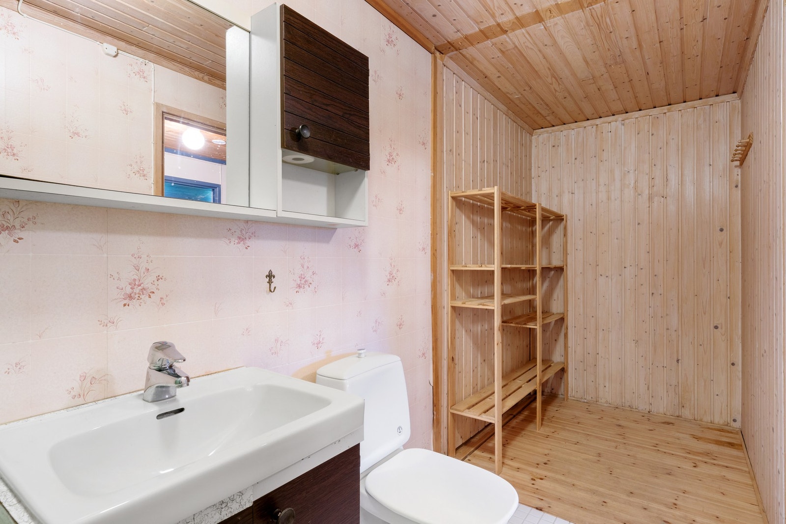 Badet er lagt med keramiske fliser på gulv og veggplater Galleribilde