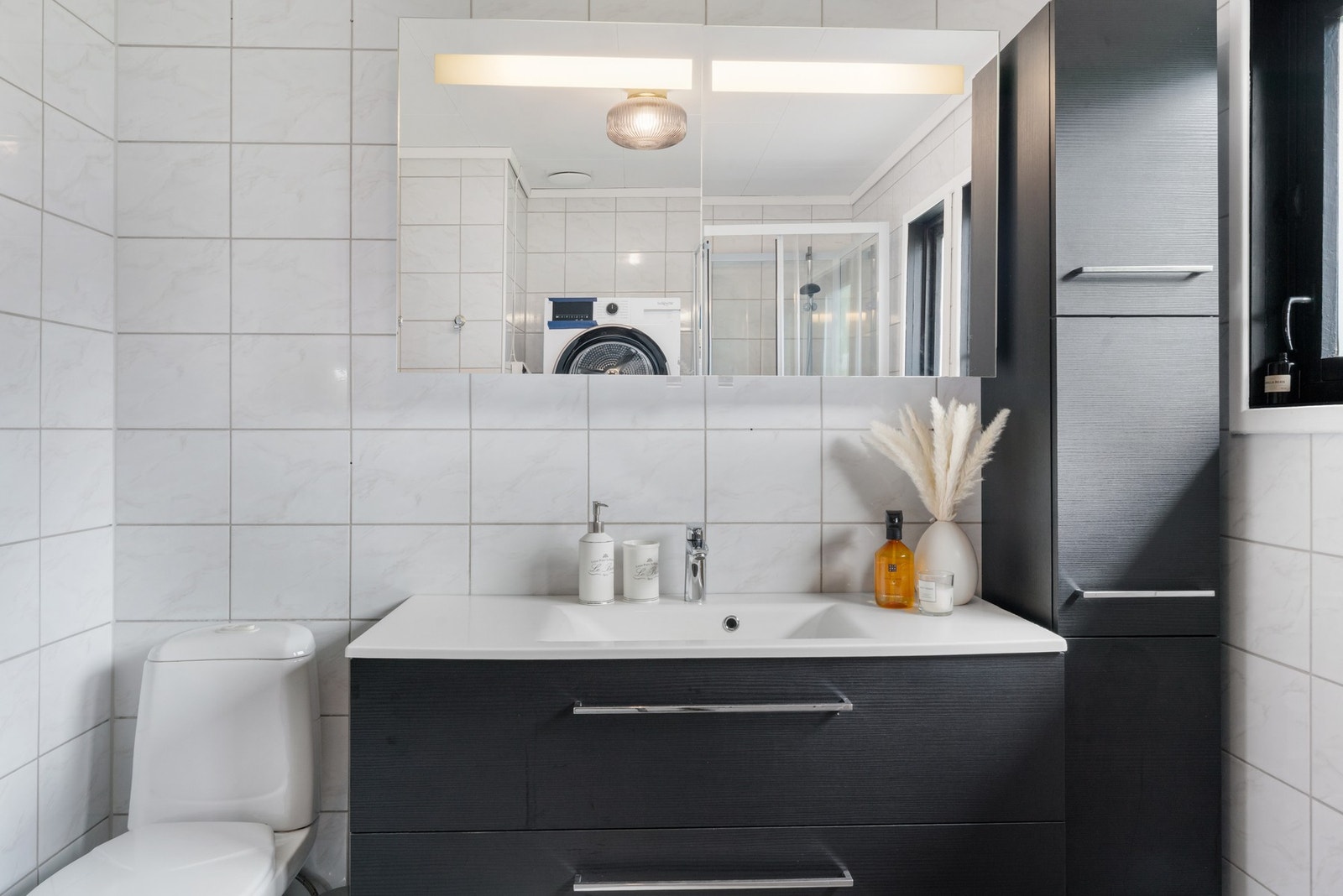 Badet er i tillegg utstyrt med vaskemaskin og tørketrommel Galleribilde