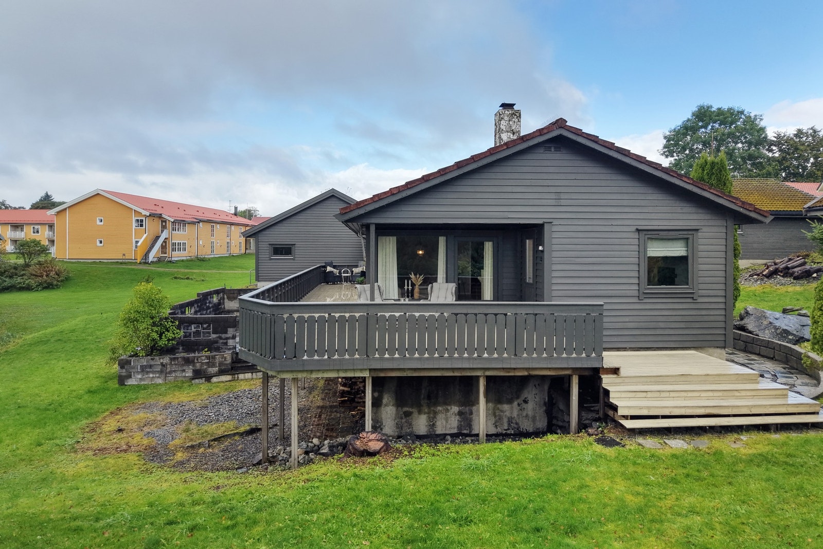 Eiendommen og boligen byr på gode boltringsmuligheter Galleribilde