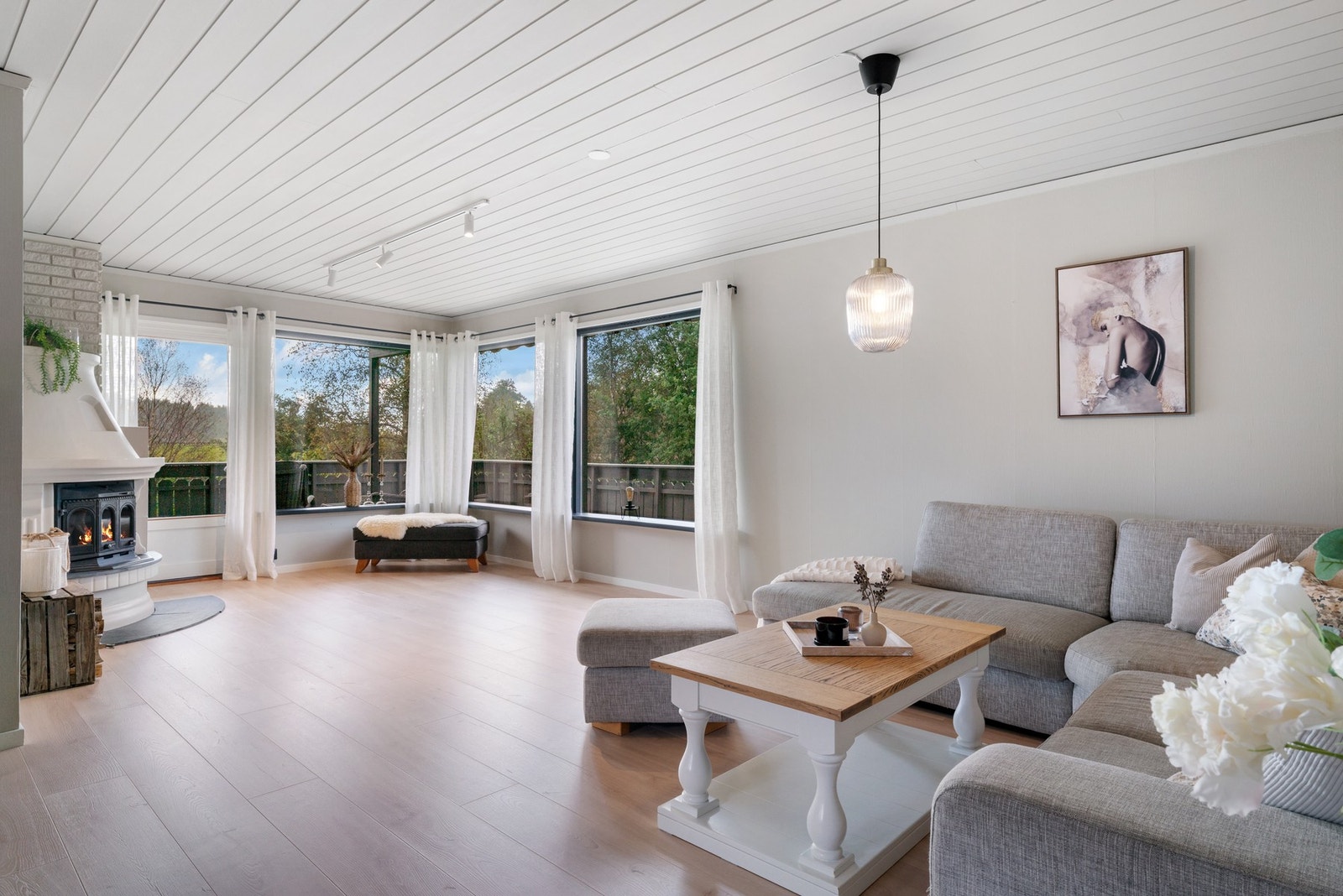 Innbydende enebolig over to plan med tre romslige soverom, luftig og åpen stue/kjøkkenløsning og stor terrasse Galleribilde