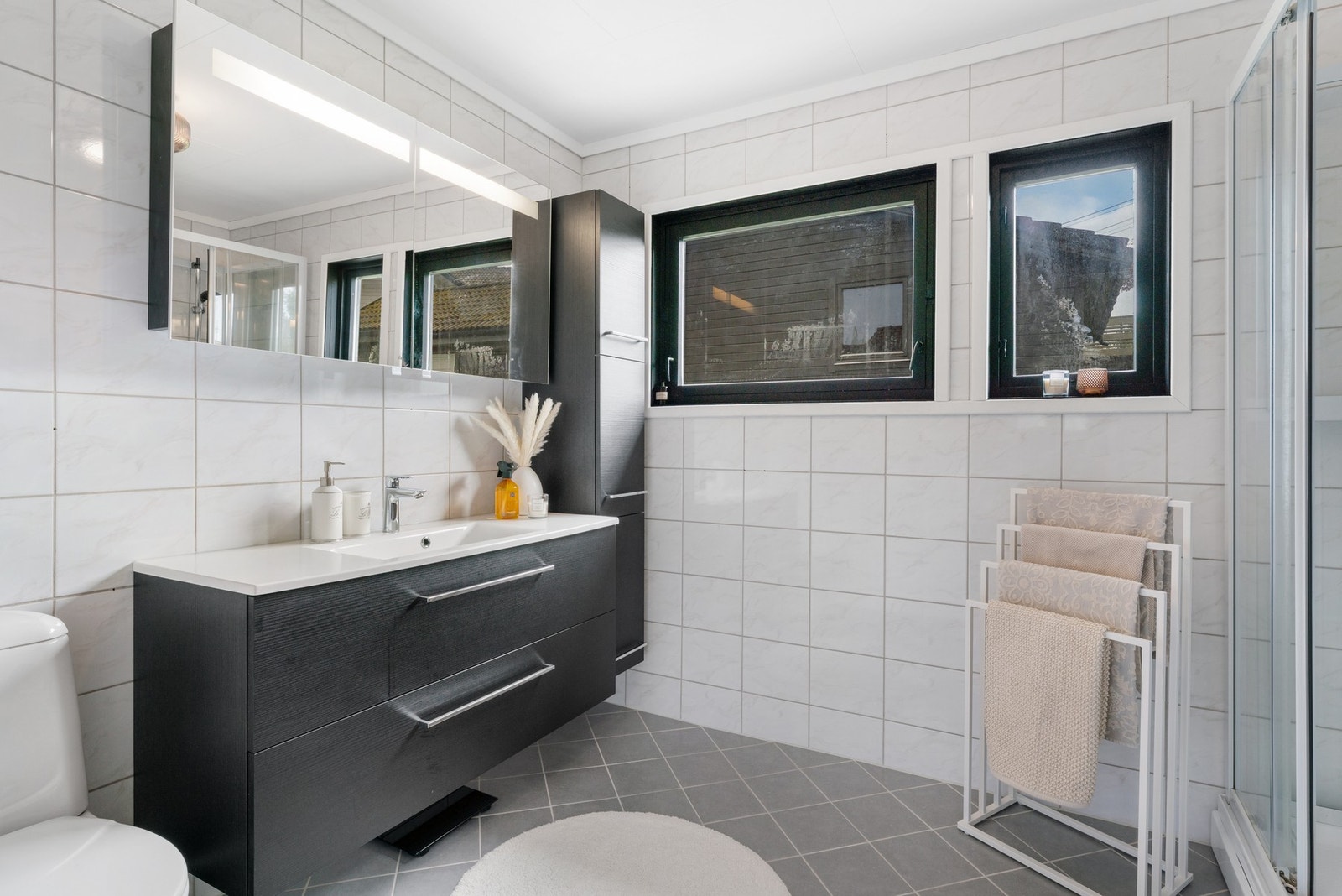 Badet er helfliset med keramiske fliser, måler 6,16 kvm og er fra 2007 Galleribilde