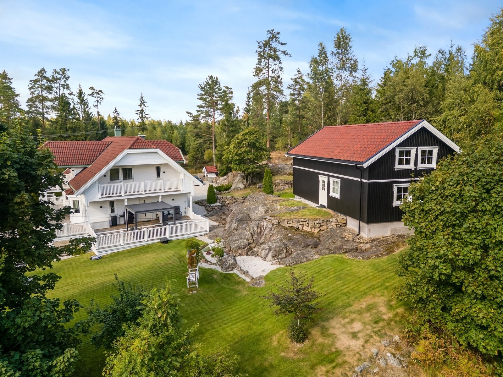 Her har vi gleden av å presentere en innholdsrik og stor villa med dobbel garasje og anneks. Galleribilde