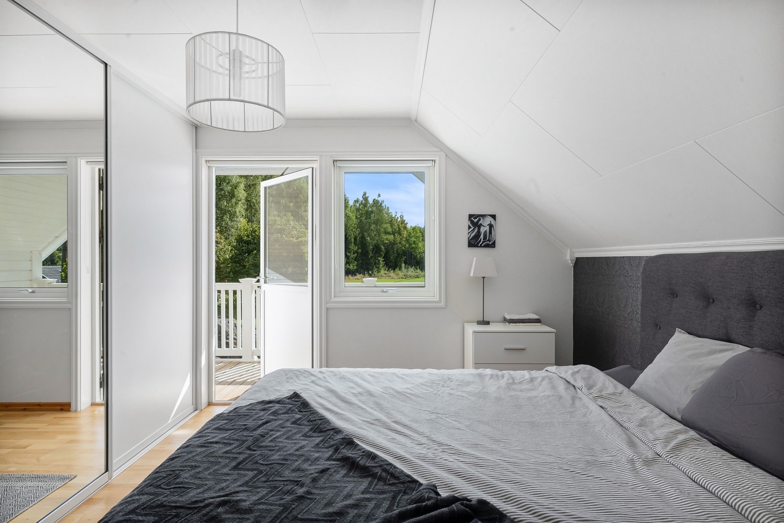 Soverom i 2.etg. med utgang til luftebalkong Galleribilde