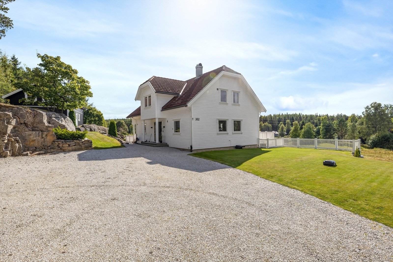 Stor gårdsplass på tomtens øvre del Galleribilde