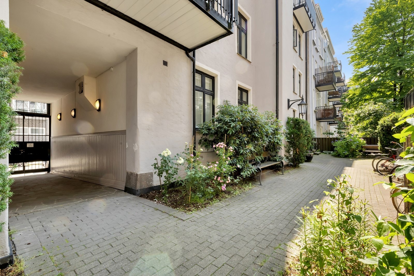 Sameiet har en hyggelig bakgård med felles sykkelparkering og sittegruppe. Galleribilde