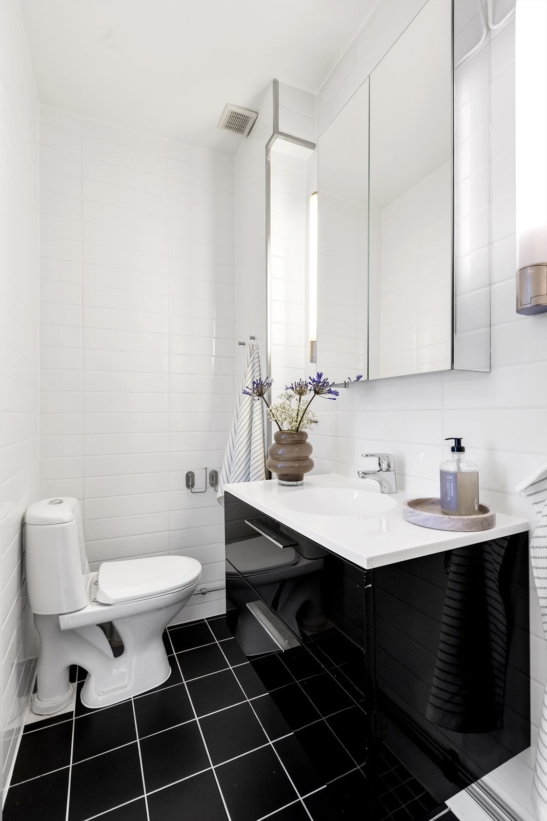 Badet har flislagte overflater og behagelig varme i gulvet. Galleribilde