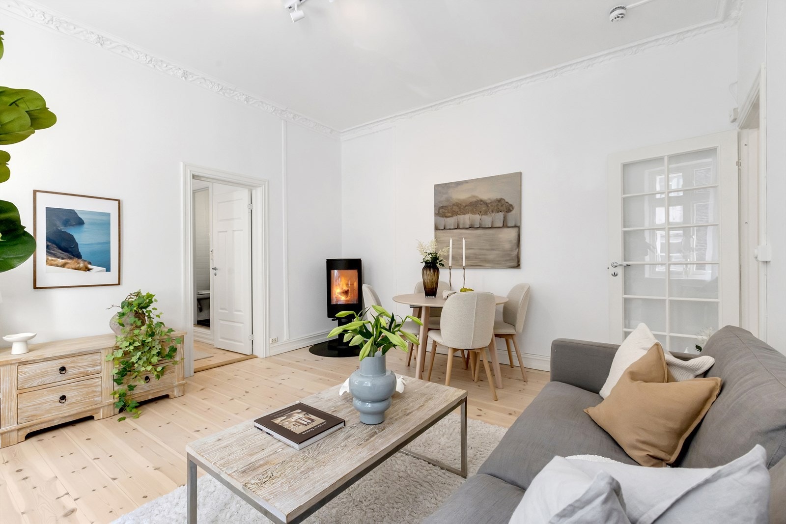 Pen original stukkatur og generøs takhøyde på opptil 2,93 meter i stuen. Galleribilde