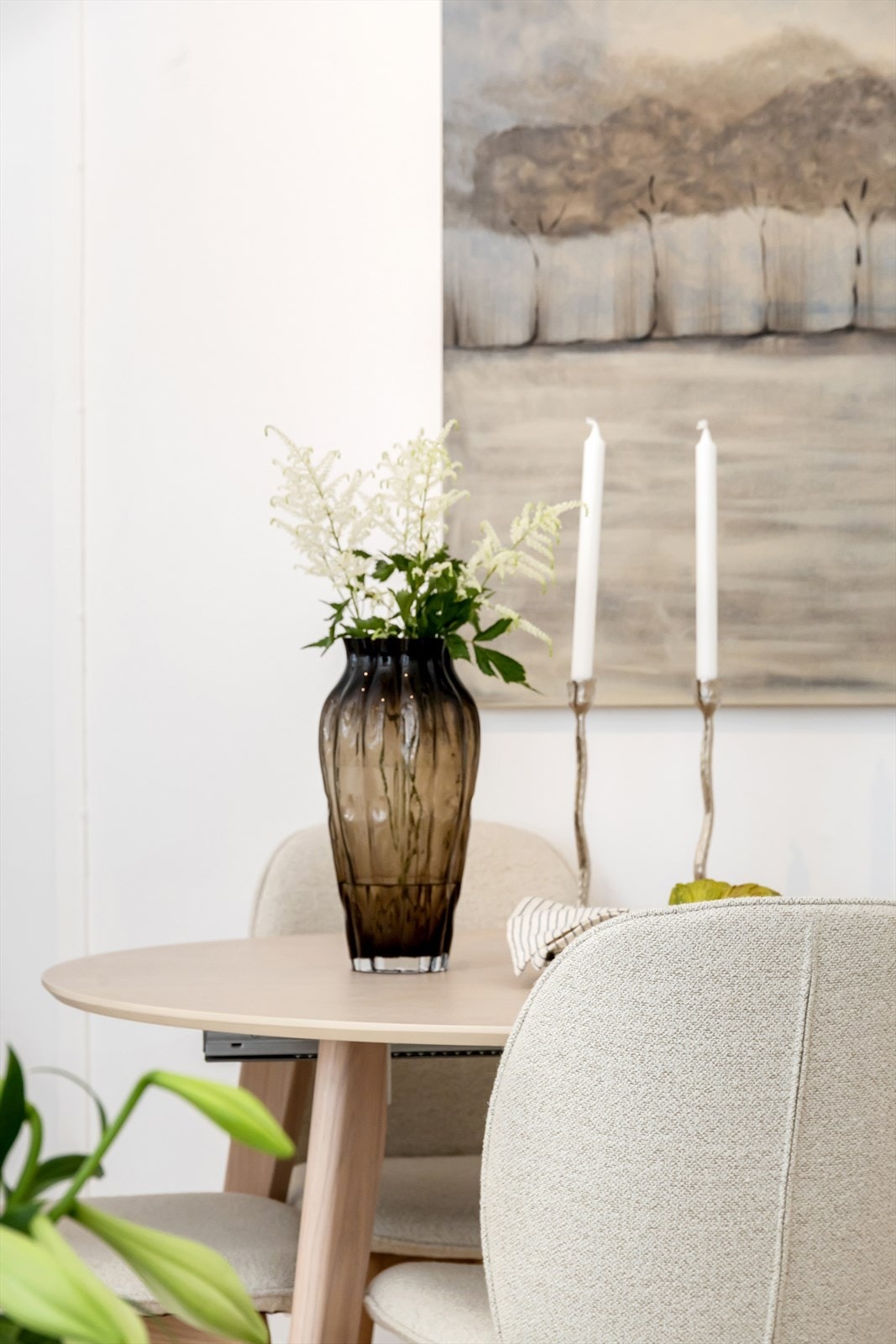 Stuen har plass til både sofagruppe og spisebord. Galleribilde
