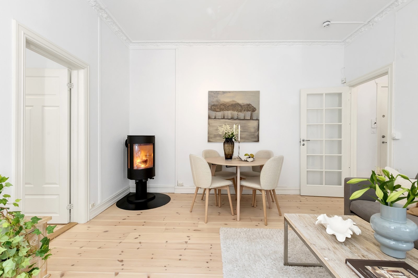Leiligheten har originalt tregulv som ble slipt og lakkert i 2024. Galleribilde