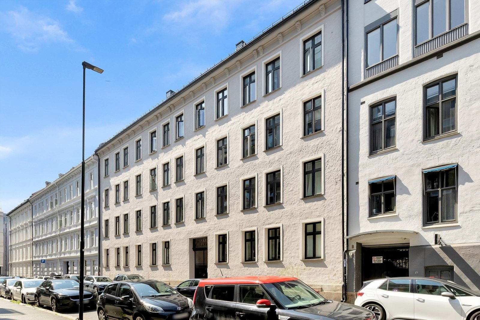 Leiligheten ligger tilbaketrukket i rolig sidegate. Galleribilde