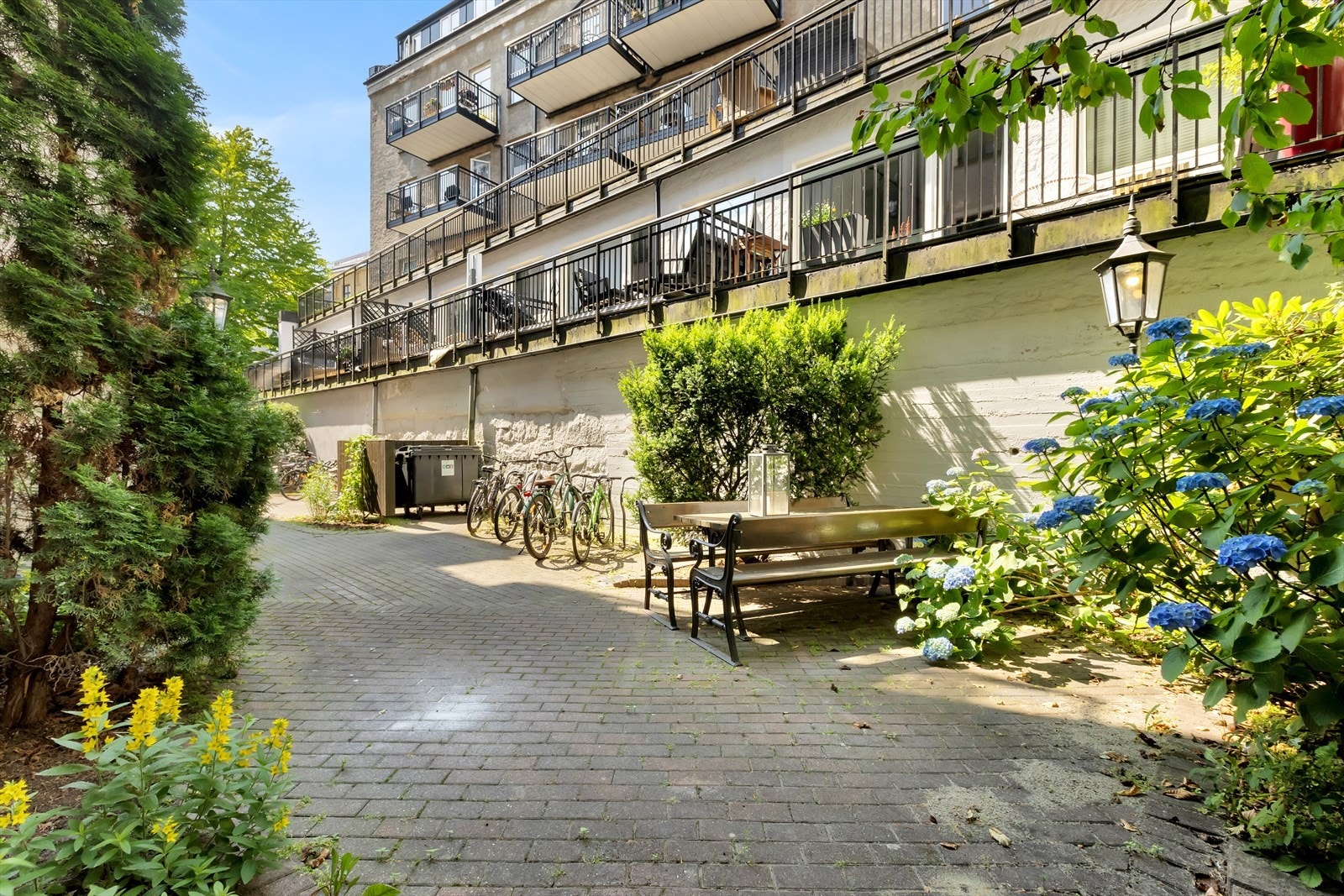 Med lune og pent opparbeidet fellesområde med sittegrupper og beplantning. Galleribilde