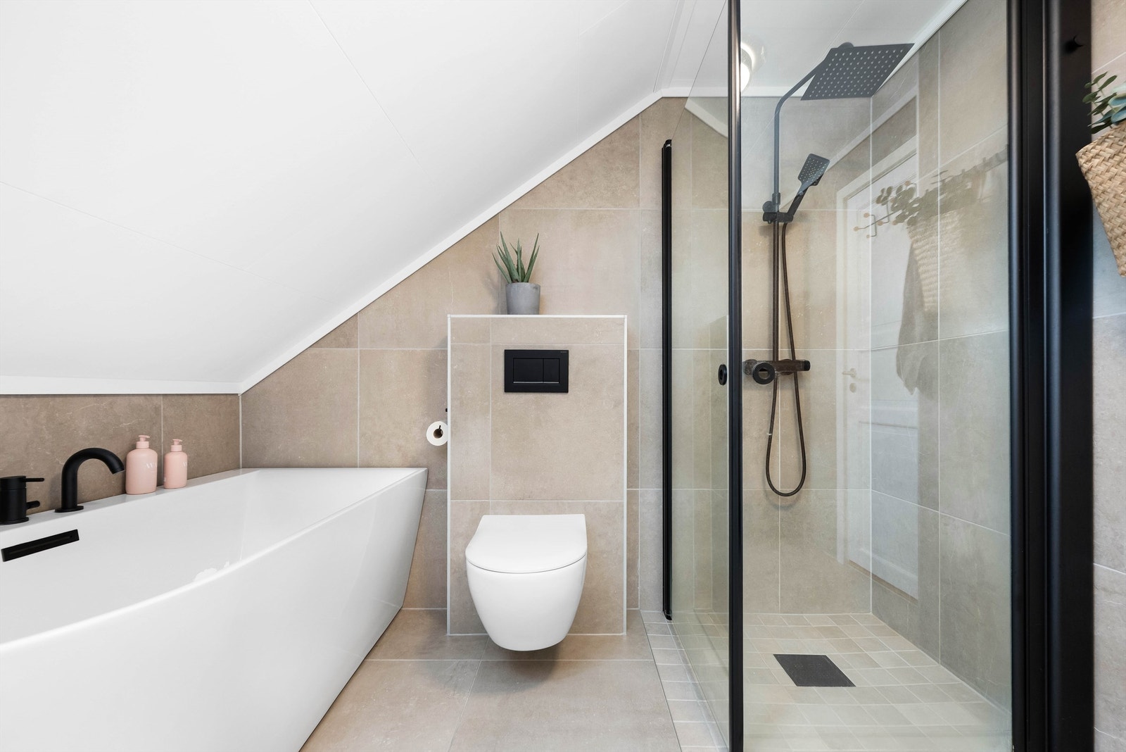 - Badet har badekar, dusjhjørne med glassdører, regndusj, samt vegghengt toalett. Galleribilde