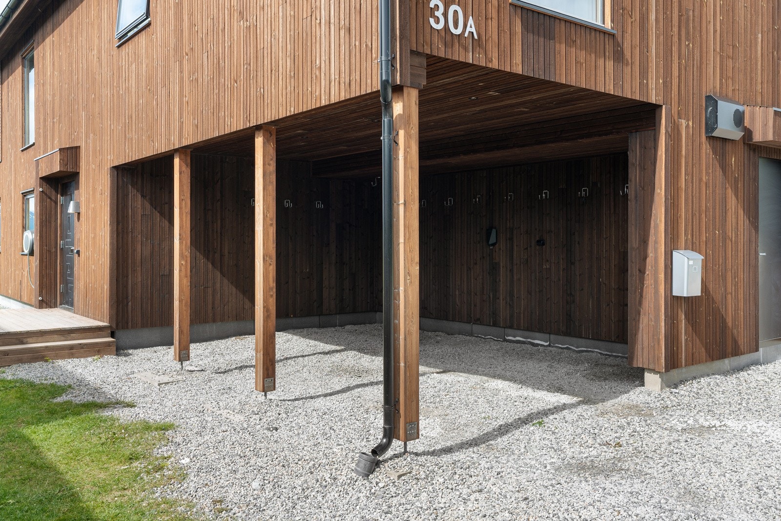 Carport i tillegg til gode parkeringsmuligheter på tomt.