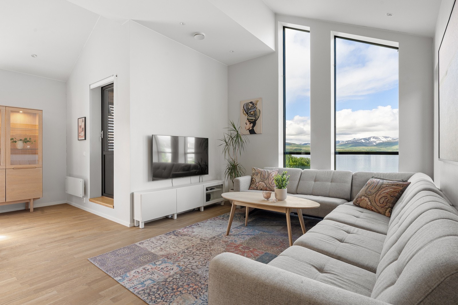 Dette er en lys og moderne bolig med slette vegger malt i delikate farger, parkettgulv og downlights i himling.