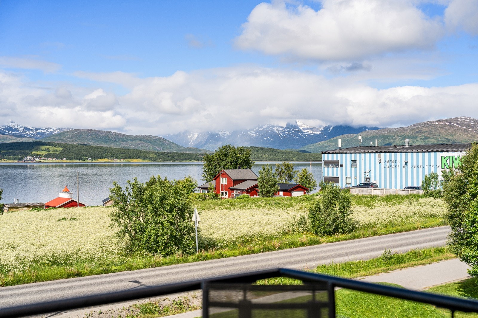 Fantastisk utsikt fra stue og balkong.