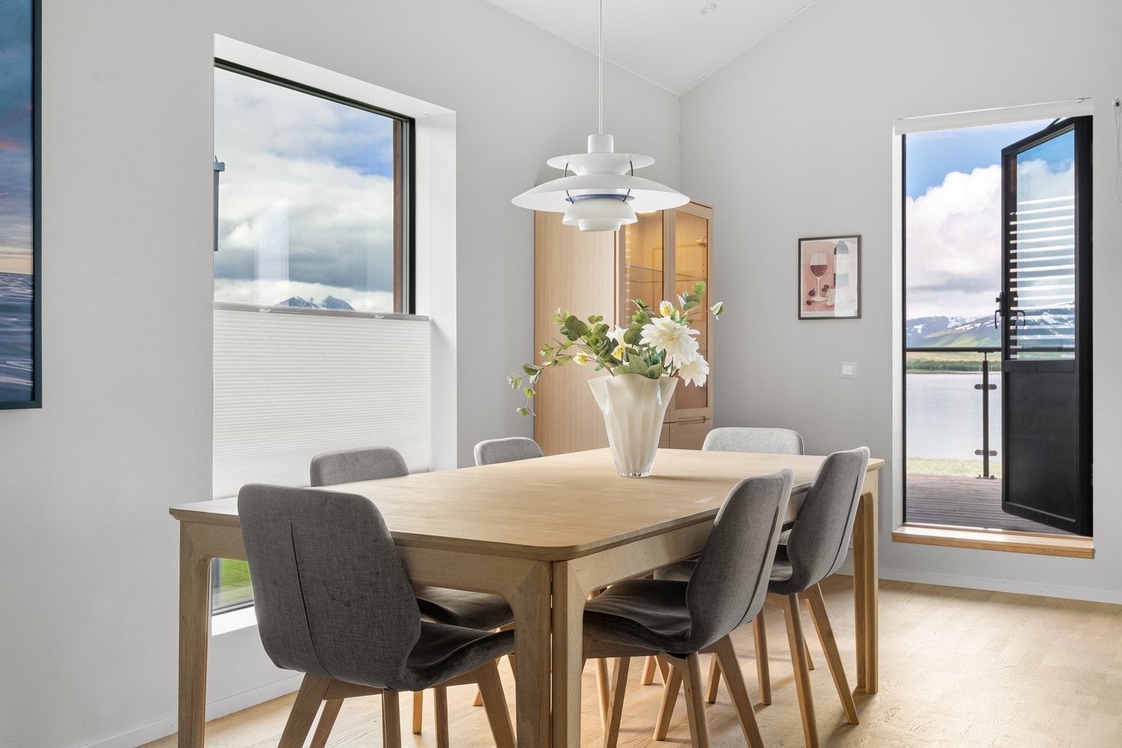 Plass til stort spisebord for sosiale anledninger.