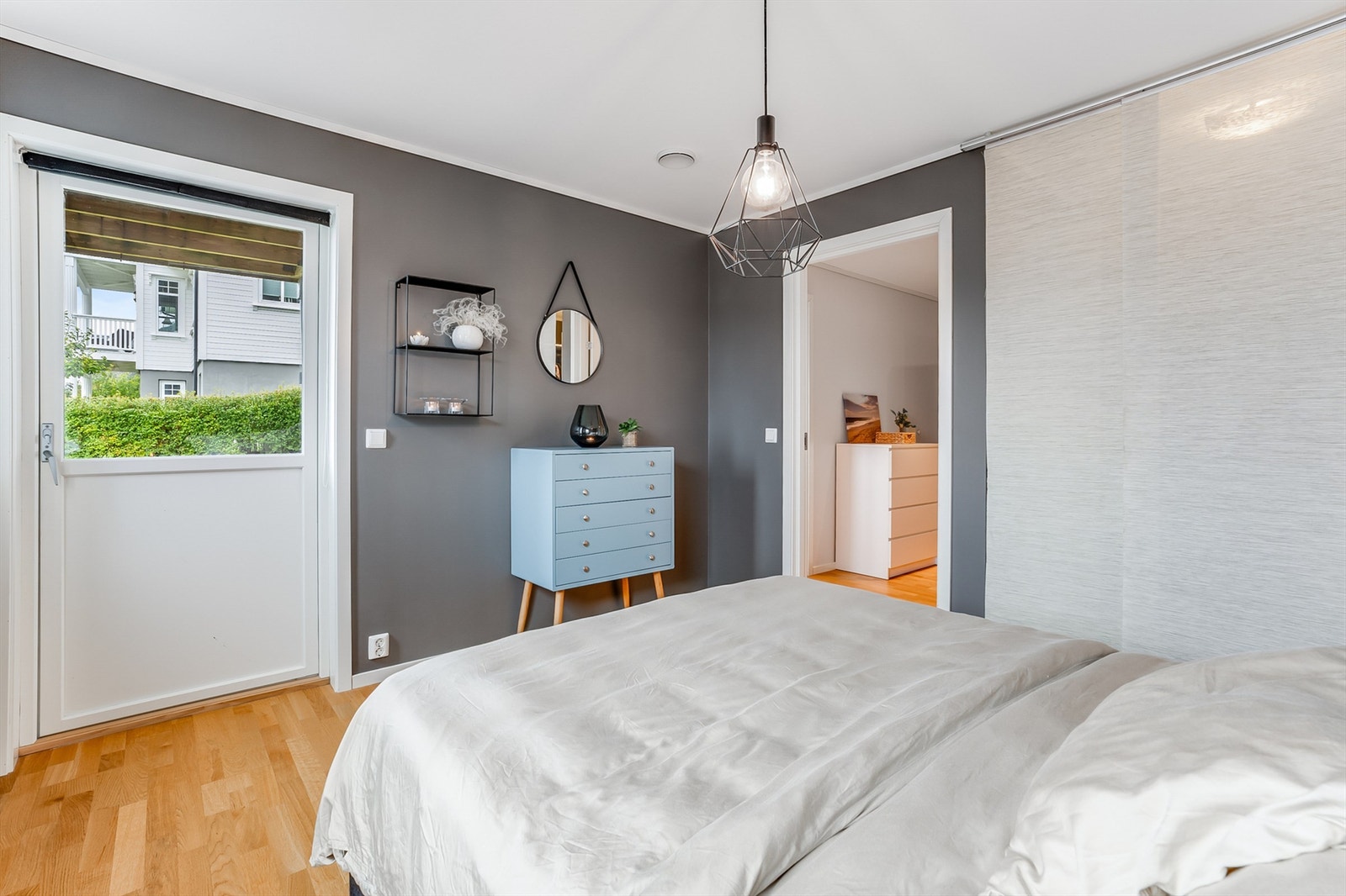 Soverom 1 med utgang til markterrasse og hage Galleribilde