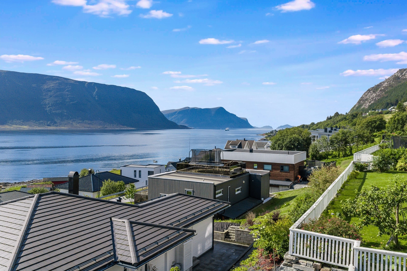 Nydelig utsikt mot Hessafjorden, Sula og Breisundet (Foto: Geir Srisoi) Galleribilde