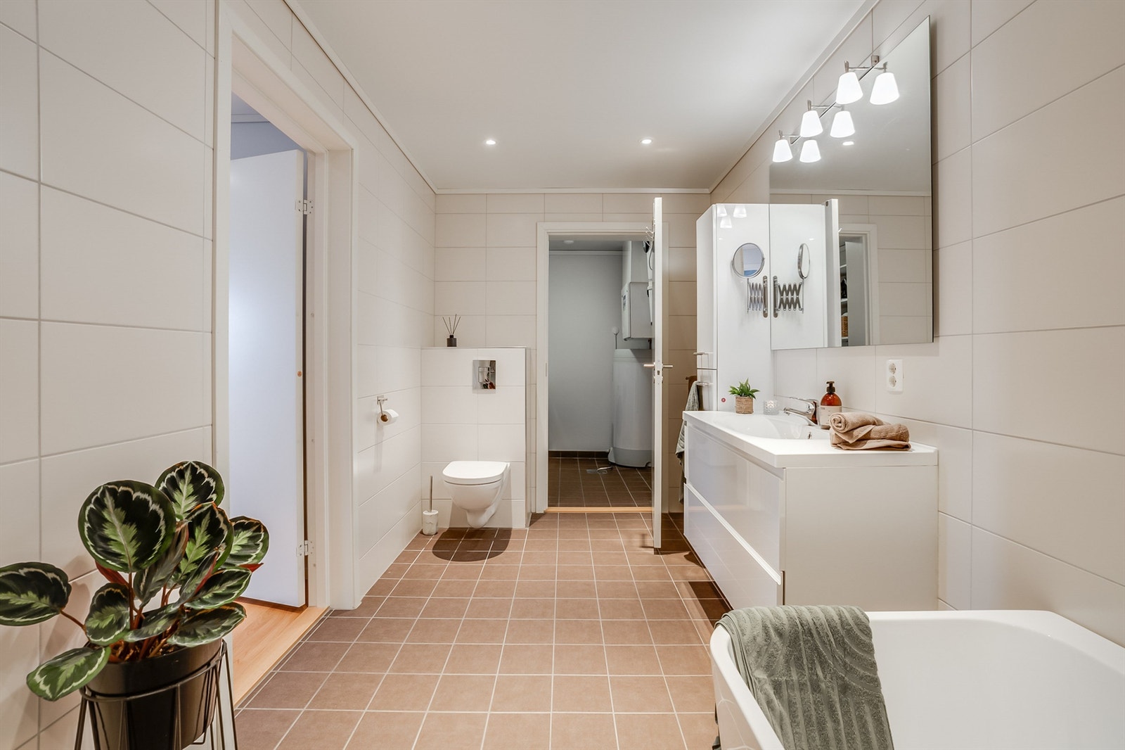 Det er adkomst til vaskerom fra badet Galleribilde