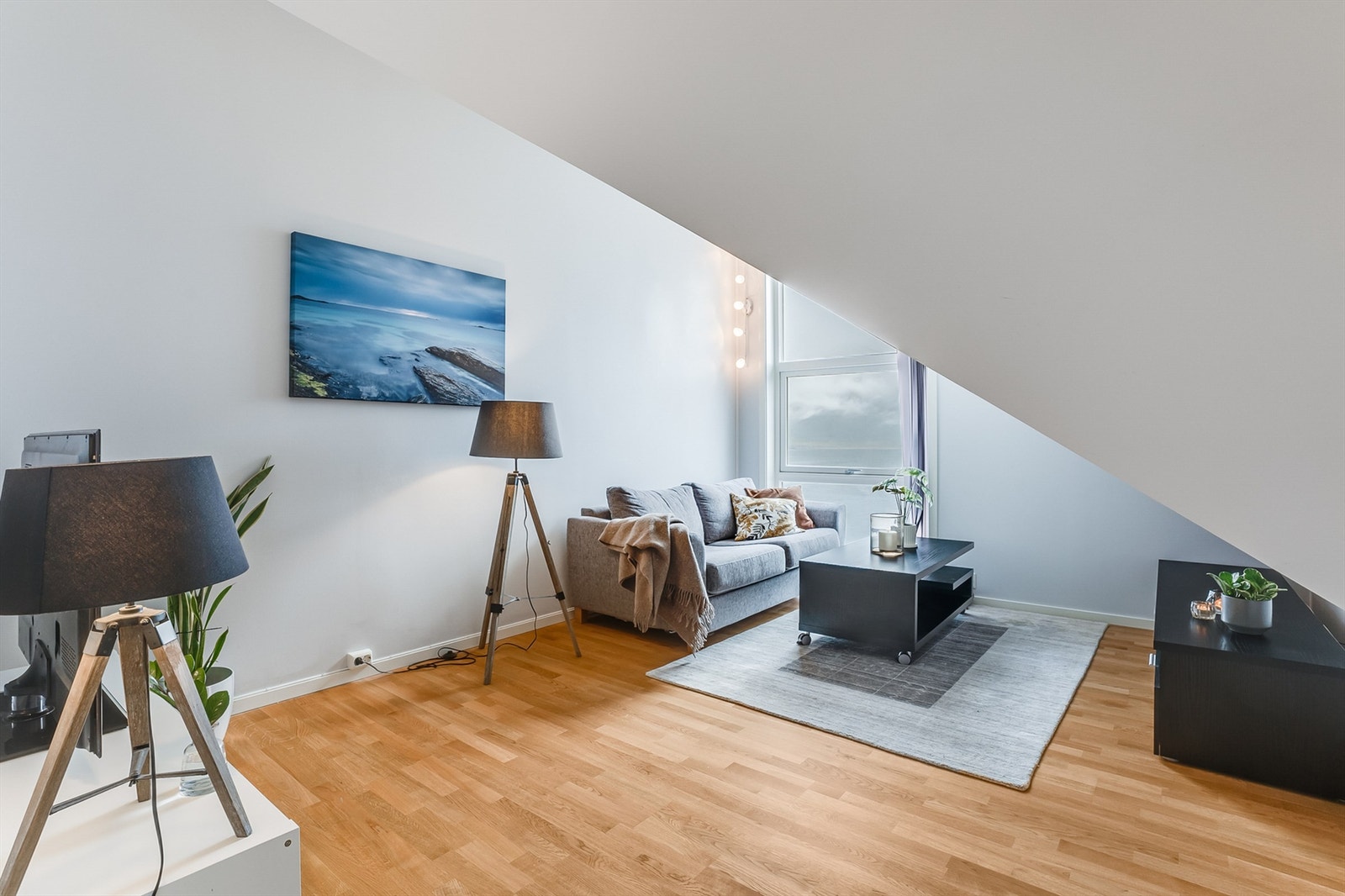 Loftstue med utsikt mot Hessafjorden Galleribilde