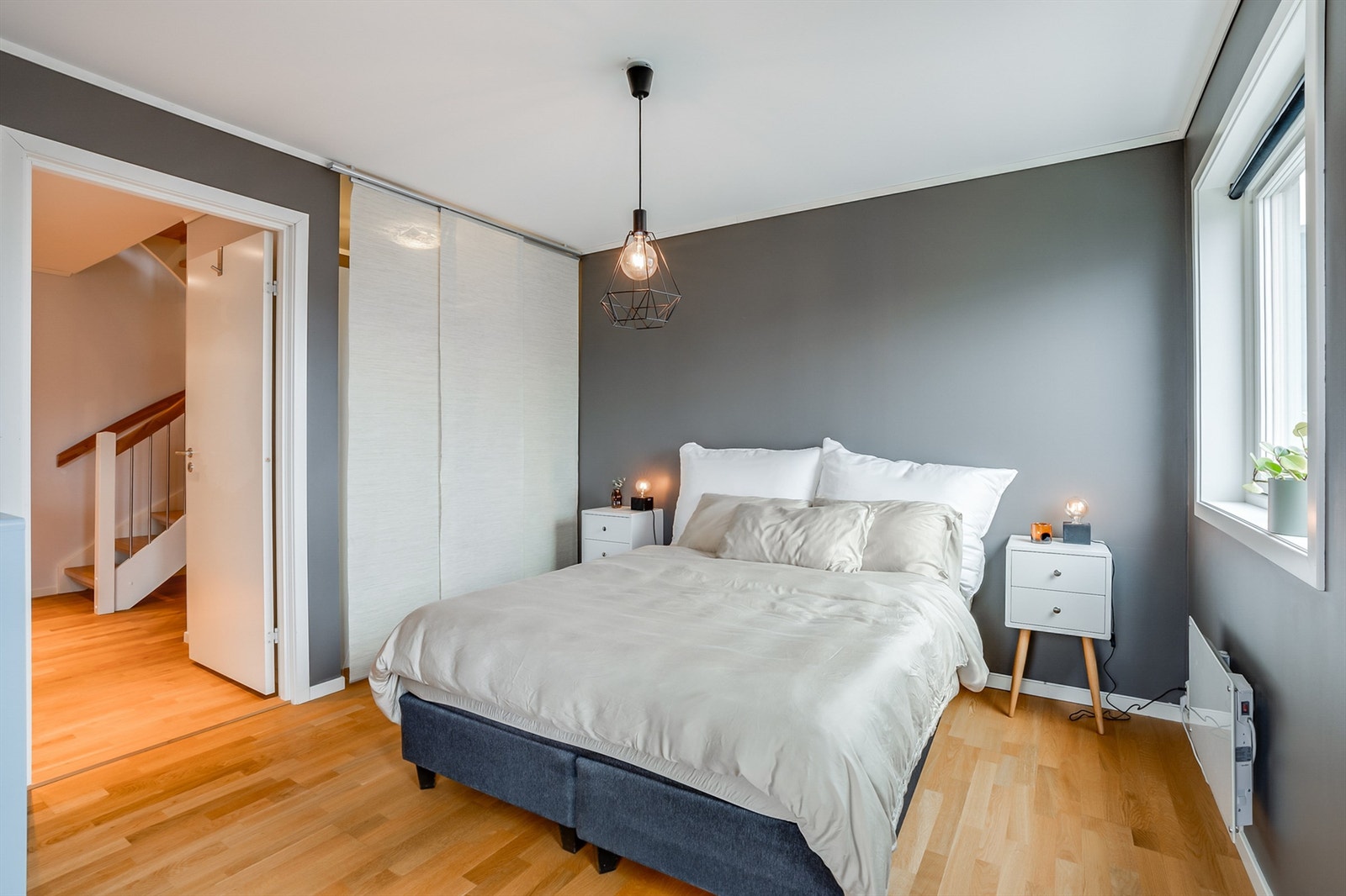 Adkomst fra soverom 1 til walk-in-garderobe Galleribilde