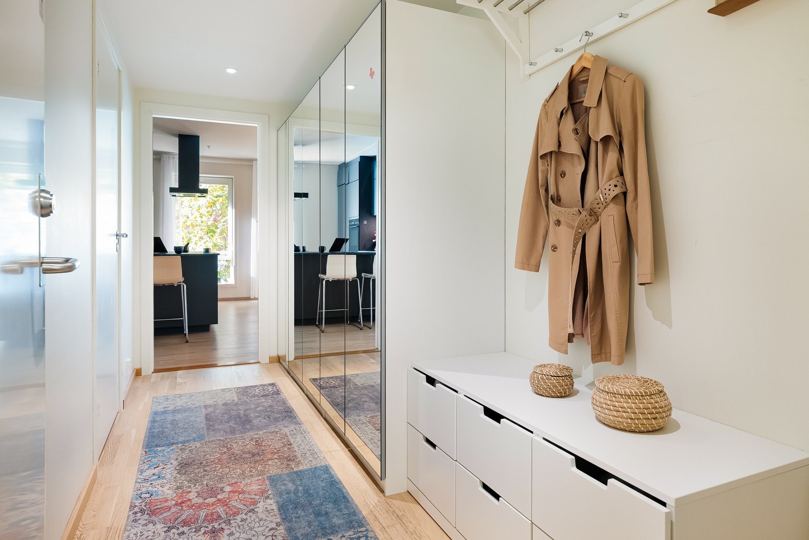 Her møtes du av en stor og innbydende entré med parkett på gulv og malte overflater. Galleribilde