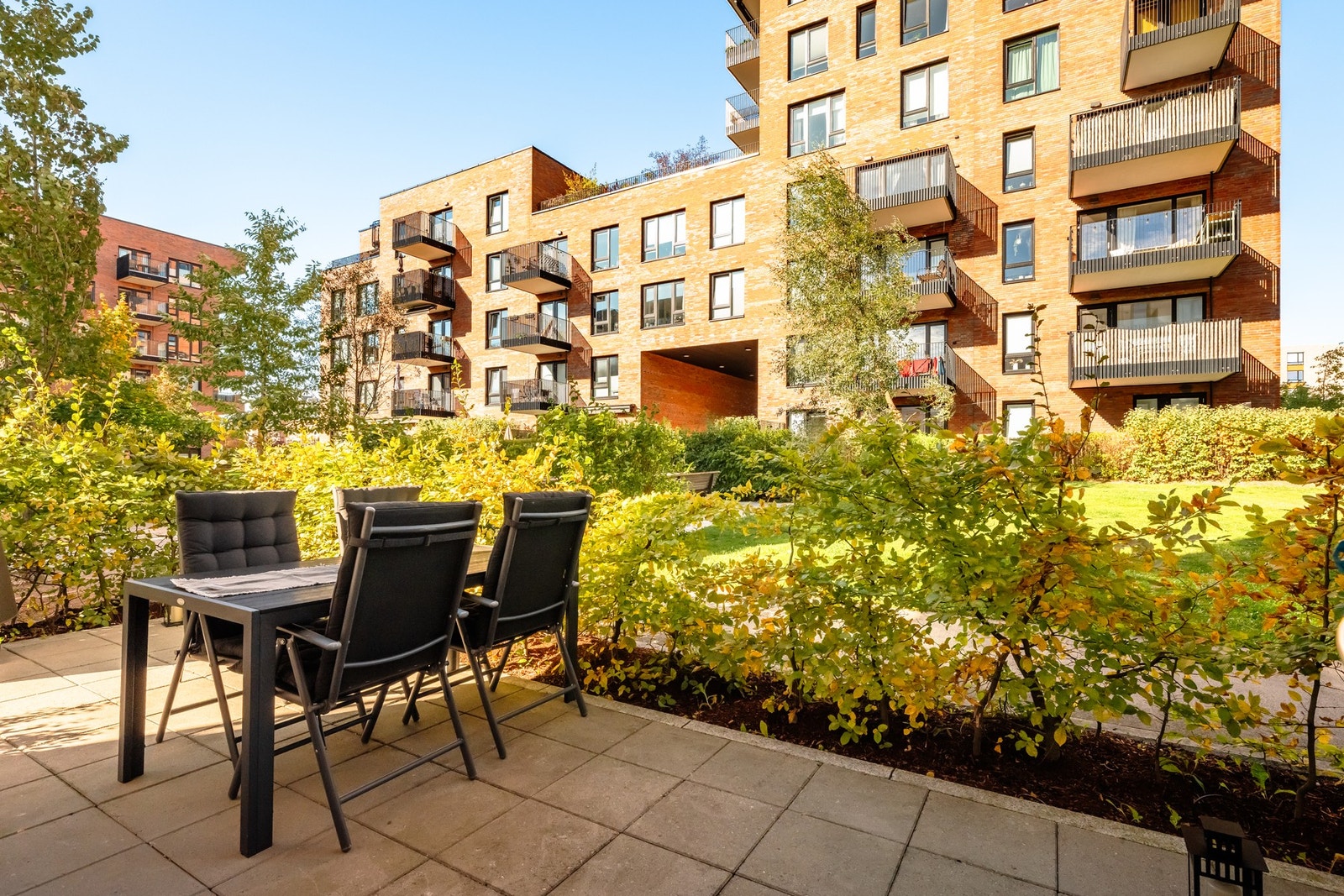 Her får du gleden av denne herlige markterrassen på 15 kvm. Det er god plass til spisebord, lounge, grill og beplantning. Galleribilde