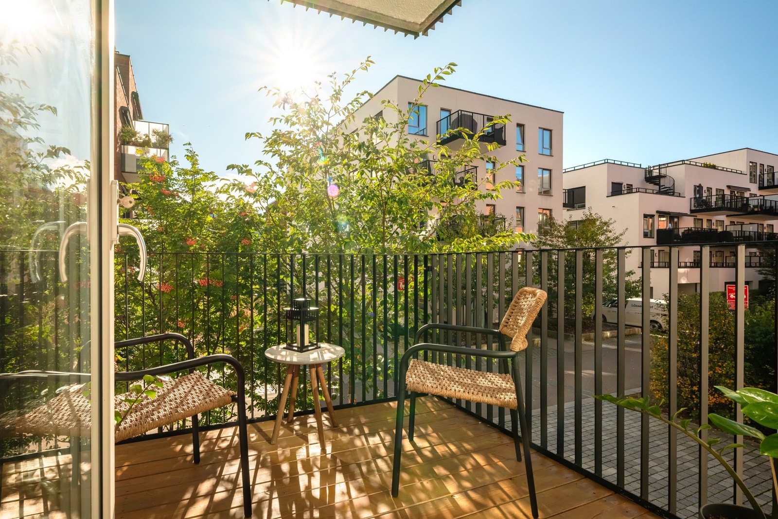 Balkongen er på ca. 4,6 kvm og har plass til et kafésett og beplantning. Galleribilde