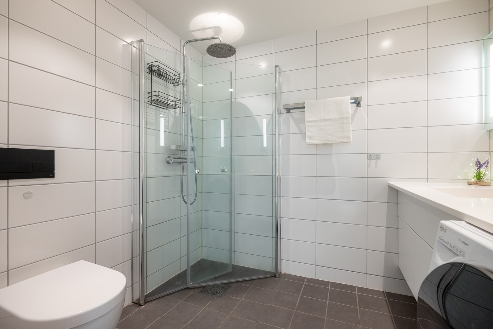 Badet er pent flislagt og har vannbåren varme i gulvet samt downlights i himlingen. Galleribilde