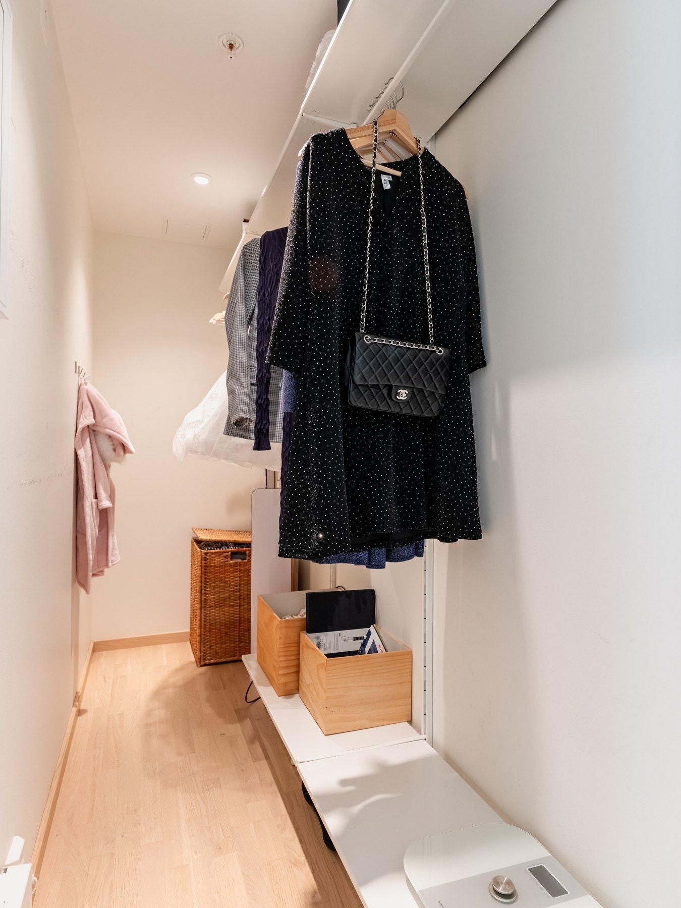 Praktisk innvendig bod som gir gode oppbevaringsmuligheter, eventuelt som ekstra garderobe. Galleribilde
