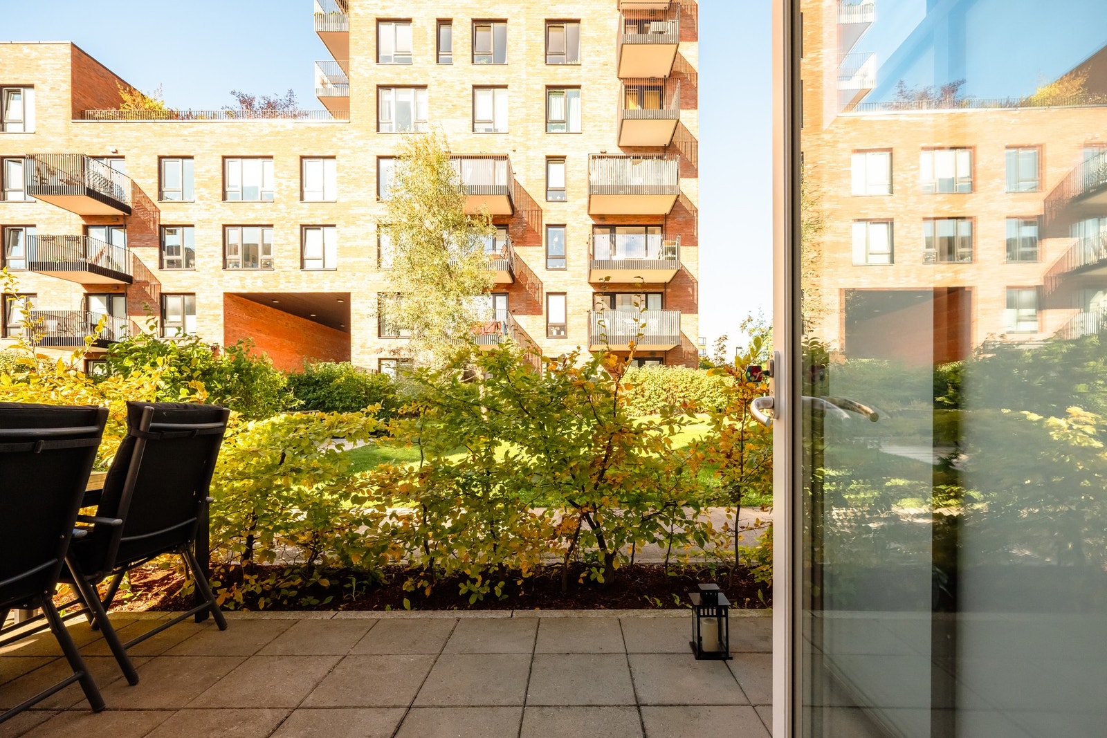 Uteområdet oppleves som en grønn oase med flott beplantning og fine soner for i møblering. Galleribilde