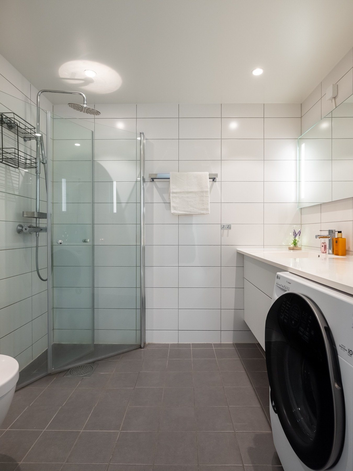 Badet har opplegg for vaskemaskin i en praktisk nisje. Galleribilde