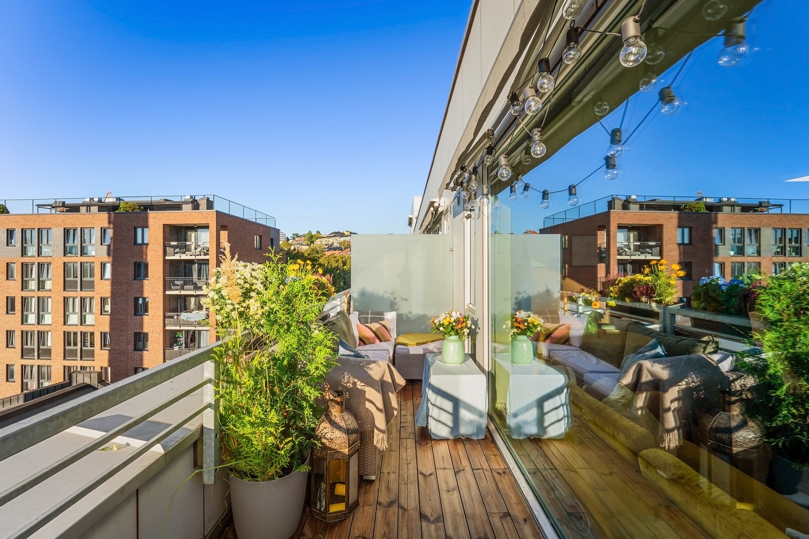 Dette er en lys, innbydende 3-roms beliggende høyt og fritt i byggets 5. etasje med solrik takterrasse Galleribilde