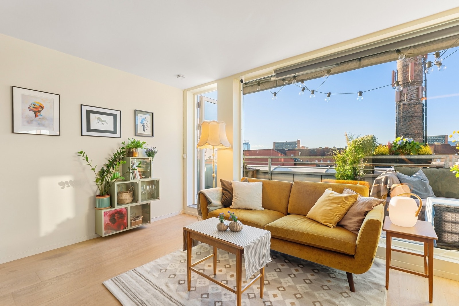 Fra stuen er det direkte utgang til leilighetens takterrasse Galleribilde