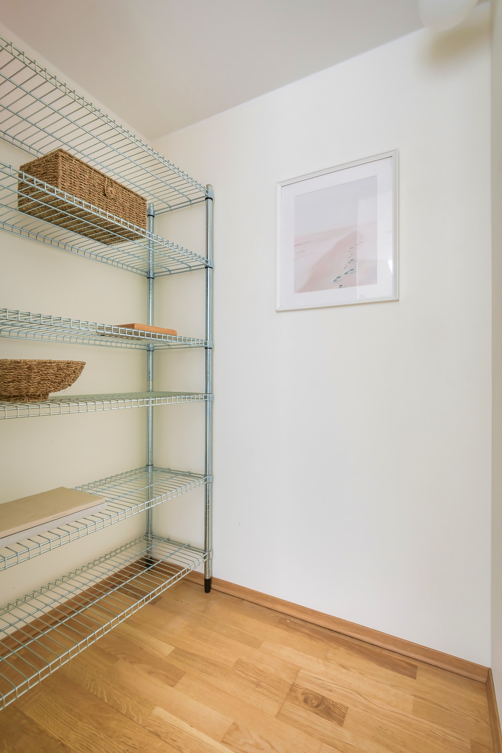 Skyvedørsgarderobe nummer to ved entré Galleribilde