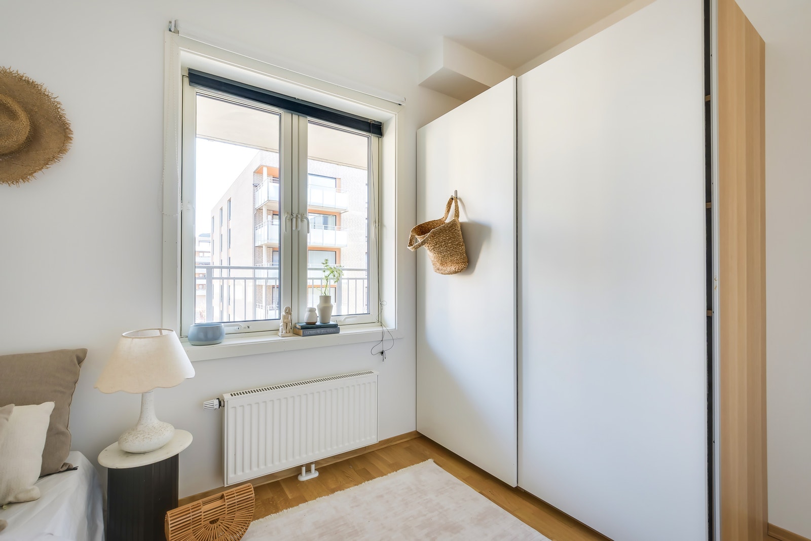 Gjesterom med garderobeskap. Galleribilde